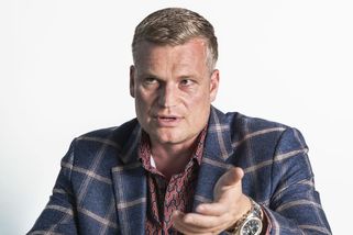 Další kontroverze kolem Turka? Proháněl se v autě se zdviženou pravicí. Případ řeší policie