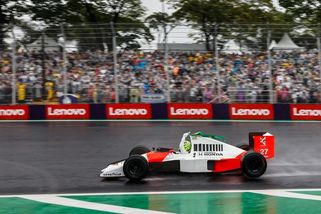 Video, které dostane i tvrďáky: Lewis Hamilton prohnal mistrovský McLaren Ayrtona Senny před brazilským publikem - Garáž.cz