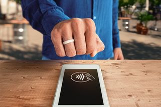 Zaplatíte s ním i u bazénu a nemusíte ho nabíjet. Niceboy ukázal první český platební prsten