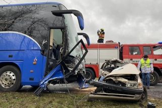Nedaleko Nepomuku se srazilo osobní auto a autobus, jeden člověk zemřel