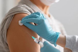 Očkování proti omikronu začalo. Posilující dávka má však vedlejší účinky