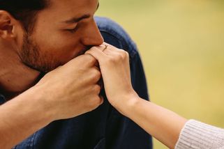 Políbení ruky je sexuální útok, rozhodl španělský soud. Muž se hájil marně, verdikt nezvrátil