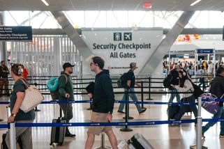 Nejezděte autem, nelétejte. Už i EU bije na poplach, lidem radí výrazně šetřit