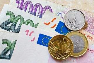 V deseti zemích EU přesahují roční odvody z průměrné mzdy 500 tisíc korun. Jak si stojí ČR?