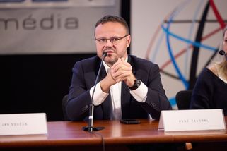 Lháři, vyděrači a gangsteři. Šéfa Rozhlasu rozčílila kampaň proti poplatkům