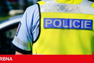 Muž s kradeným autem a zákazem řízení chtěl ujet z benzínky na D2 bez placení