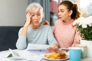 Skrytá podmínka v zákoně. Část žen se staršími dětmi přijde o výchovné i nové ocenění