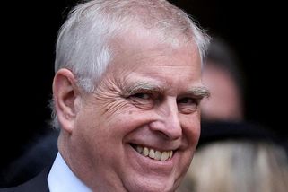 „Kdyby jeho matka viděla tu zrůdu...“ Princ Andrew se stěhuje, zatím je v karavanu