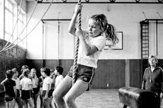 Pamatujete? Šplh na laně a koza. Tělocvik v 70. letech - Médium.cz