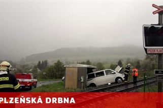 Vlak na přejezdu zdemoloval dodávku s neopatrným cizincem za volantem, viník způsobil velmi vysokou škodu