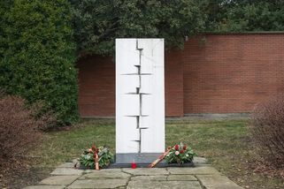 18 minut do konce směny: Dělníci už čekali na výplatu a místo toho 18 z nich rozdrtily tuny betonu - Médium.cz