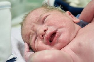 Hrůzné následky domácího porodu v domě sekty na Plzeňsku. Matka byla pupeční šňůrou s dcerou spojena 12 hodin