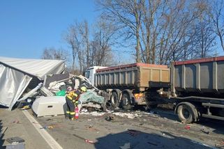 Dodávka narazila na dálnici D35 u Litovle do odstaveného kamionu, doprava tam stála - Novinky