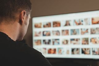 Konec porna v EU? Evropská komise vede tažení proti webům pro dospělé - Seznam Zprávy