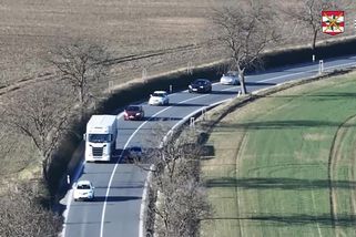 Záběry z policejního dronu: Pět řidičů za sebou předjelo kamion na zákazu předjíždění a plné čáře - Novinky