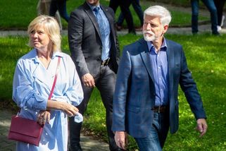 Prezidentský pár sázel strom v gala