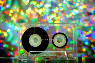 Kvíz: České songy z 90. let. Devadesátá léta jsou plné změn. Lidé se ale chtějí stále bavit a tančit