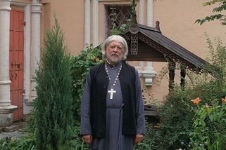 Ruský kněz skončil. Nechtěl se modlit za vítězství vojáků, ale za mír - Novinky