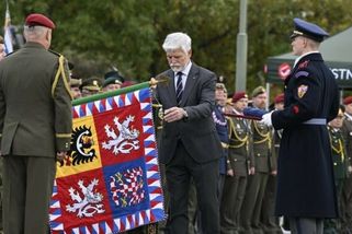 Pietu na Vítkově zastínila kuriozita, prezident omylem praštil praporem člena stráže do hlavy. "Otřes mozku" baví veřejnost, komentář Šándora