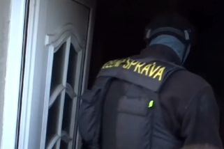 V rodinném domě v Potůčkách šili značkovou obuv a podnikali s nelegálními tabákovými výrobky