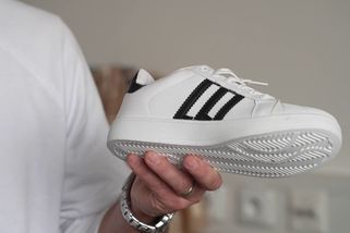 Překvapivý objev celníků. Policisté objevili manžele, kteří padělali značkové boty