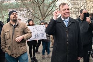 Studenti demonstrovali za Ševčíkův odchod z čela fakulty - Novinky