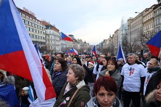 Demonstrace na Václaváku. Žádné Česko proti bídě, ale hajlování, násilí a propagace terorismu - Médium.cz