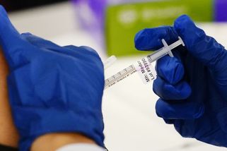 Dvanáct Maďarů dostalo omylem šestinásobnou dávku vakcíny - Novinky