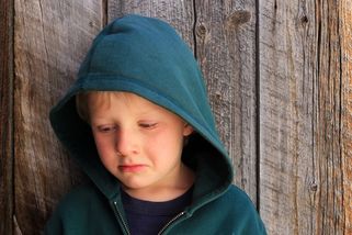 Matka vystavila inzerát s prodejem svého 7letého syna