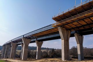 FOTO: Dálnice D3 se po nových mostech blíží k hranici s Rakouskem - Novinky