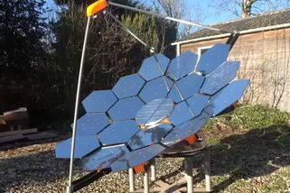 Kutil si postavil vlastní solární parabolu. Budete překvapeni, jaké spotřebiče s ní dokáže napájet