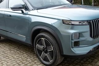 Čínská značka šokuje technikou. Motory nemají klínový řemen a převodovka řadí dvě rychlosti najednou