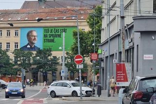 Obří Fiala v centru Brna neporušuje zákon. Podle úřadu nejde o reklamu - Novinky