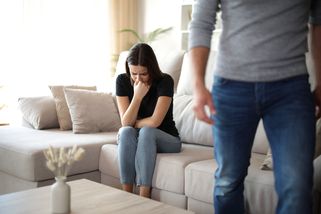 Vězení jménem „hodná holka“: Manžel mi zakazuje knihy i kamarádky, chce ze mě mít kopii své matky