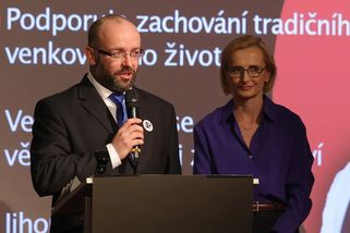 Reportéři ČT zkoumali pozadí uskupení Stačilo!