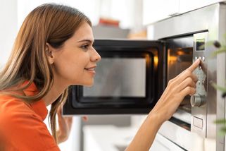 Co nepatří do mikrovlnky? Nádobí a potraviny, které mohou způsobit požár nebo výbuch - Proženy.cz