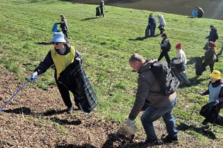Ukrajinci uklízeli nepořádek v Plzni. „Chceme zlepšit naši image,“ shodli se