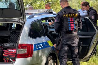 Řidič ujížděl kradeným BMW po D8. Před tunelem se otočil a jel zpět na Prahu - Novinky