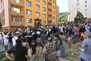 „Sláva Putinovi!“ Romové se v Krupce utrhli ze řetězu. Policie tomu záměrně nechává volný průběh - Novinky