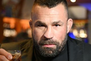 Další rána pro zadrženého Karlose Vémolu: Šílené bolesti a slova o kritickém stavu – eXtra.cz