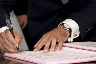 Falešní manželé na Žďársku. Cizinci při žádosti předložili padělaný oddací list