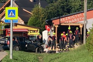 Smrtelná nehoda ve Valteřicích: Dva lidé zemřeli po nárazu auta do řeznictví