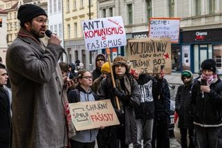 Proti změně zákona o propagaci komunismu v Praze protestovalo asi 50 lidí