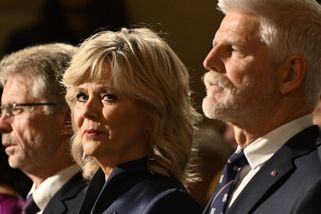 Prezidentský pár vyrazil lidem dech: Eva Pavlová bodovala temně modrou róbou i detailem, který chytí za srdce - Super.cz