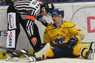 Strach o reprezentanta Hovorku. Obránce Motoru odvezli na nosítkách, ukazoval si na holenní kost - Sport.cz