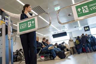 A všichni pěkně do ohrádky jako stádo ovcí. Letiště Praha zavedlo dost nevlídnou novinku při některých odletech - Novinky