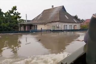 Lidé sedí na střechách a křičí o pomoc. Jediný úkryt Rusové ostřelují - Seznam Zprávy