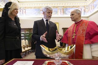 Eva Pavlová jako černá vdova ve Vatikánu: První dáma zaujala elegantním outfitem