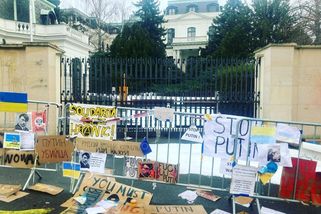 Ruská ambasáda už nemá v Praze co dělat. Ukázali t...