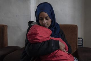 Ve dvaceti letech pálila americký pas na Twitteru. Teď prosí ze Sýrie o návrat do USA: Hoda Muthana - Médium.cz